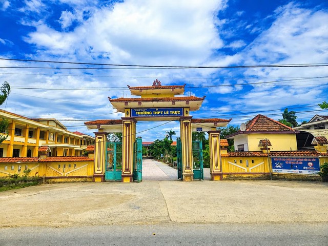 Tin sáng 20/7: Diễn biến mới nhất về vụ gian lận thi tốt nghiệp THPT ở Quảng Trị; Bẻ hơn 10kg san hô ở biển Nha Trang, hai du khách bị phạt 50 triệu đồng - Ảnh 2.