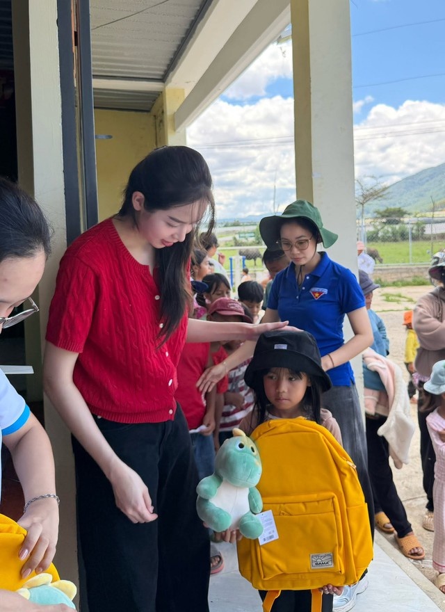 Hoa hậu thanh thủy ở tuổi 24: H&agrave;nh tr&igrave;nh lan tỏa y&ecirc;u thương đến cộng đồng - Ảnh 4.
