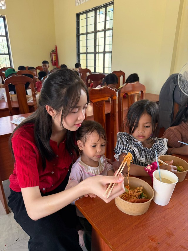 Hoa hậu thanh thủy ở tuổi 24: H&agrave;nh tr&igrave;nh lan tỏa y&ecirc;u thương đến cộng đồng - Ảnh 6.