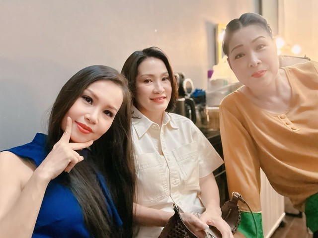 Hồng Đào , Hồng Vân và Cẩm Ly: Khoảnh khắc hội ngộ đầy cảm xúc tại hậu trường - Ảnh 1.