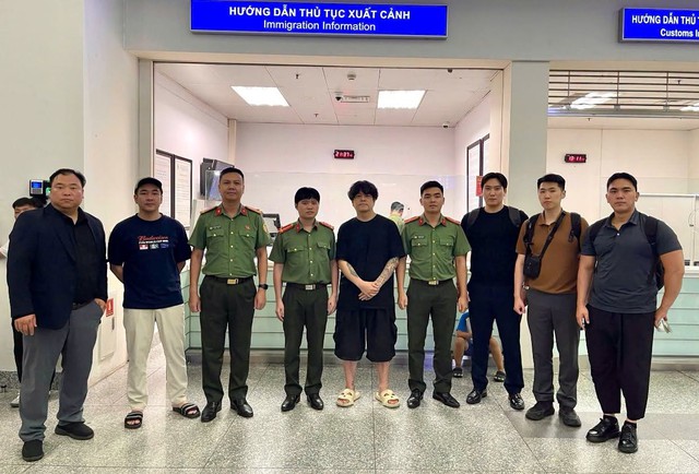 Hà Nội Bắt đối tượng Hàn Quốc bị Interpol truy nã quốc tế về tổ chức đánh bạc - Ảnh 2.