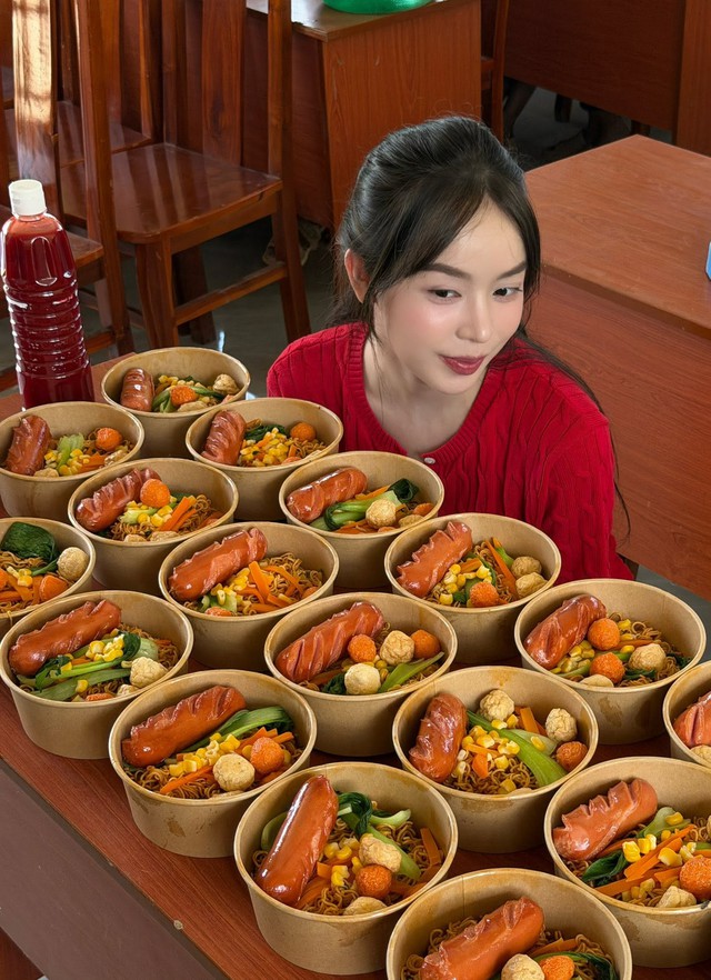 Hoa hậu thanh thủy ở tuổi 24: H&agrave;nh tr&igrave;nh lan tỏa y&ecirc;u thương đến cộng đồng - Ảnh 5.