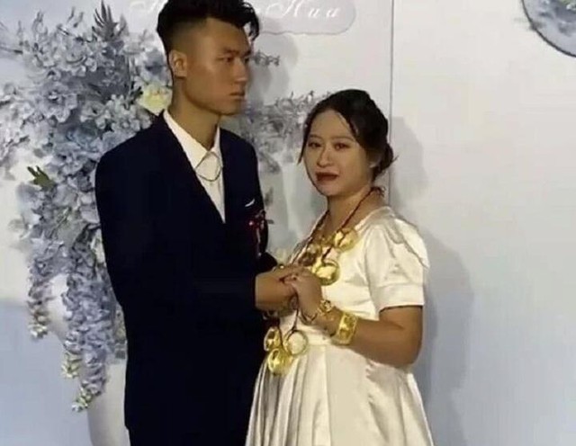 Nhà gái trao hồi môn gần 31 tỷ đồng vẫn không khiến chú rể vui vẻ trong ngày cưới - Ảnh 2.
