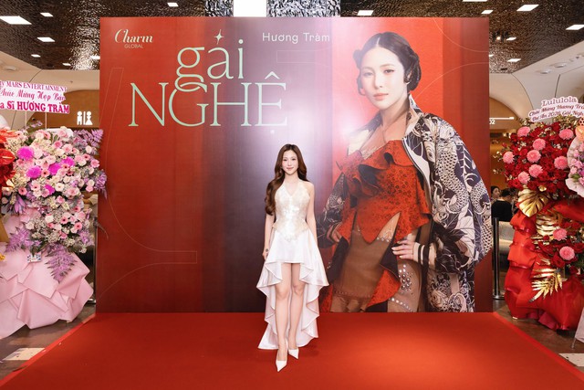 Huyền Lizzie khoe lưng trần quyến rũ , Hương Tr&agrave;m tri &acirc;n qu&ecirc; hương Nghệ An - Ảnh 7.