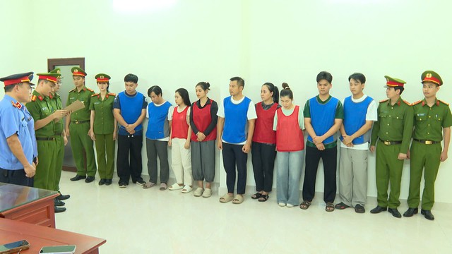 Danh tính giám đốc tiếp tay đường dây buôn lậu 28.000 viên kim cương vừa bị triệt phá - Ảnh 4.
