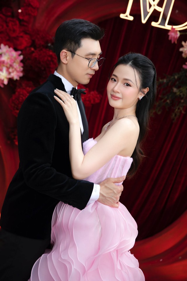 Mỹ nh&acirc;n Việt vừa g&acirc;y sốt với tiệc kỷ niệm 2 năm ng&agrave;y cưới ho&agrave;nh tr&aacute;ng c&oacute; l&agrave;n da đẹp ra sao? - Ảnh 1.