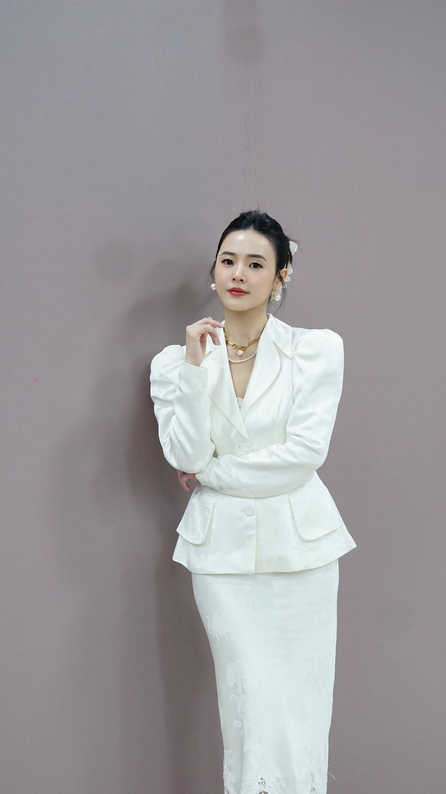 Mỹ nh&acirc;n Việt vừa g&acirc;y sốt với tiệc kỷ niệm 2 năm ng&agrave;y cưới ho&agrave;nh tr&aacute;ng c&oacute; l&agrave;n da đẹp ra sao? - Ảnh 2.