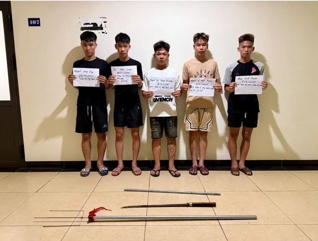 Hà Nội khởi tố nhóm quái xế mang hung khí gây rối trật tự công cộng năm 2026 - Ảnh 2.