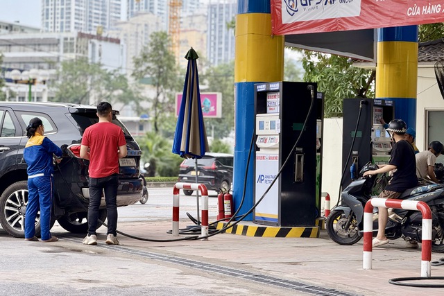 Giá xăng dầu đồng loạt giảm, xăng E10, E5, dầu diesel còn bao nhiêu tiền/lít? - Ảnh 1.