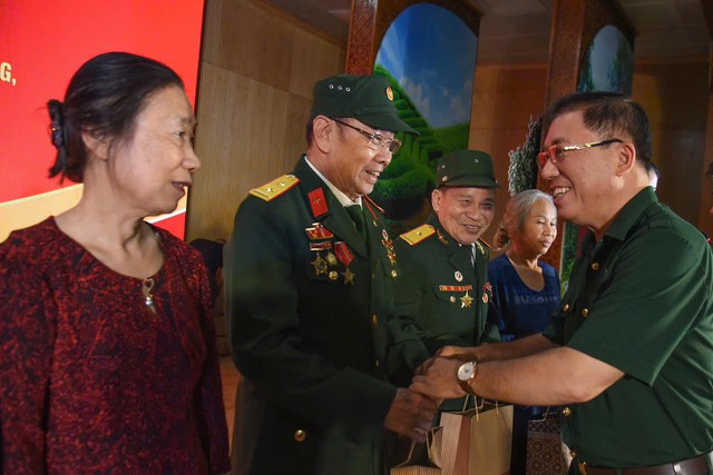 500 phần quà tri ân các gia đình chính sách, người có công tại Sơn La - Ảnh 1.
