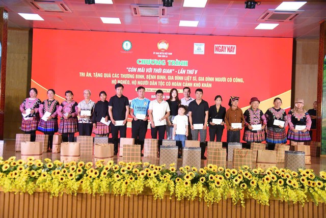 500 phần quà tri ân các gia đình chính sách, người có công tại Sơn La - Ảnh 2.