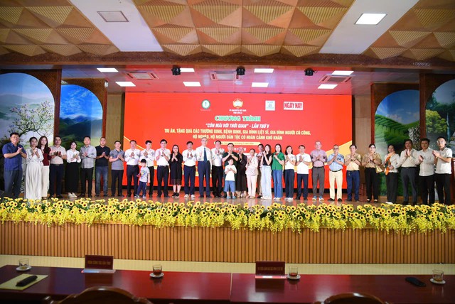 500 phần quà tri ân các gia đình chính sách, người có công tại Sơn La - Ảnh 3.