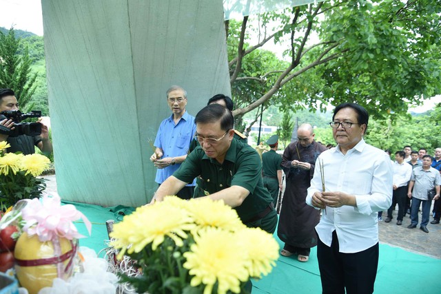 500 phần quà tri ân các gia đình chính sách, người có công tại Sơn La - Ảnh 5.