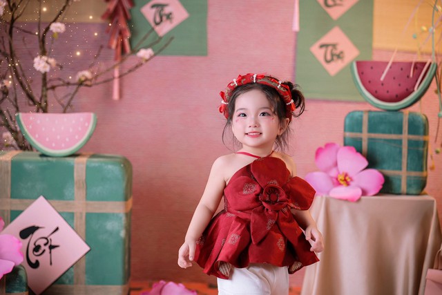 Con gái út nhà Khánh Thi quấn quít bên mẹ và bà ngoại - Ảnh 10.