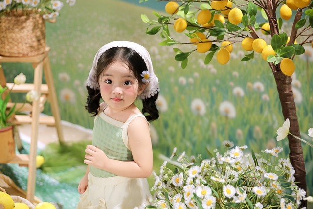 Con gái út nhà Khánh Thi quấn quít bên mẹ và bà ngoại - Ảnh 5.