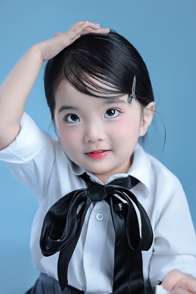 Con gái út nhà Khánh Thi quấn quít bên mẹ và bà ngoại - Ảnh 8.