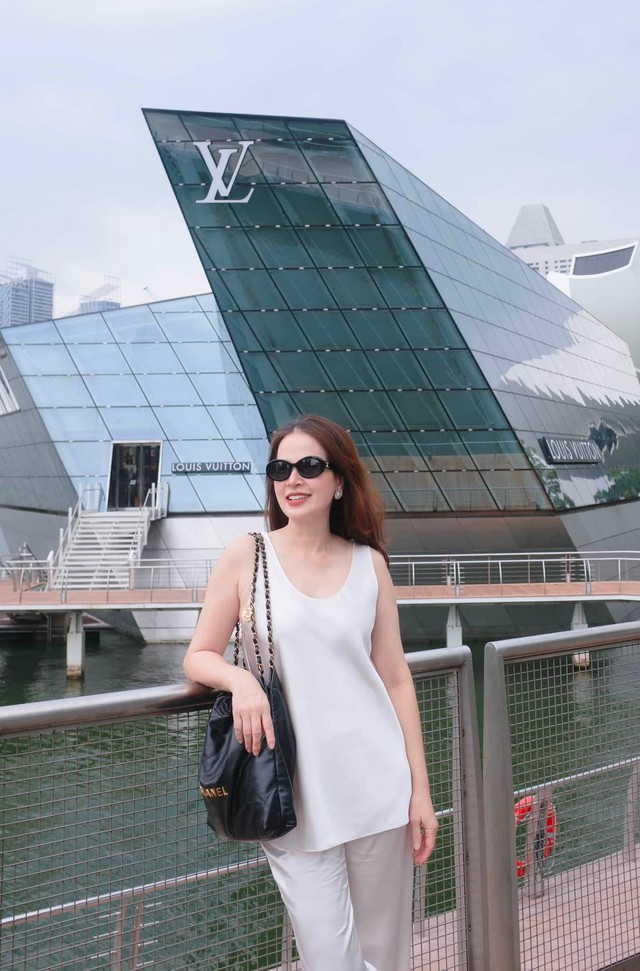 Cuộc sống tuổi hưu của bố mẹ Á hậu Tú Anh - Ảnh 1.