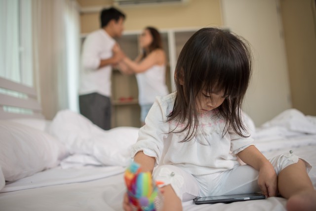 Không phải nghèo, đây mới là 3 kiểu gia đình khiến trẻ bất hạnh nhất - Ảnh 1.