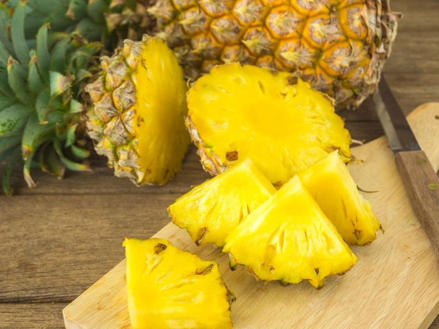 Ăn dứa c&oacute; nổi mụn kh&ocirc;ng? Lưu &yacute; quan trọng để ăn dứa an to&agrave;n cho sức khỏe - Ảnh 1.