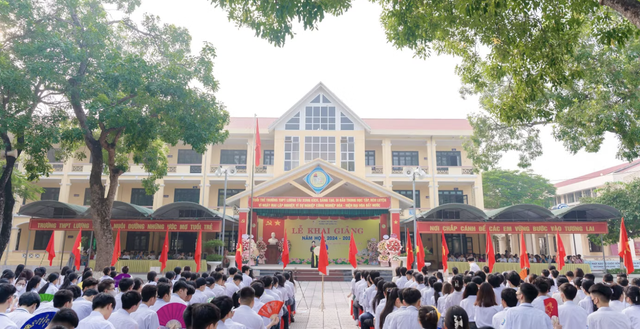 Tin s&aacute;ng 23/7: Ph&oacute; hiệu trưởng Bắc Ninh bị tố xếp gi&aacute;m thị gi&uacute;p con th&agrave;nh thủ khoa D01 l&ecirc;n tiếng; t&agrave;i khoản Vietcombank đột ngột nhận được 40 triệu đồng, người đ&agrave;n &ocirc;ng lập tức b&aacute;o c&ocirc;ng an - Ảnh 1.