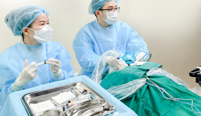Người đ&agrave;n &ocirc;ng 46 tuổi để u tuyến gi&aacute;p lớn gấp 3 lần, thừa nhận mắc sai lầm n&agrave;y khi ph&aacute;t hiện u tuyến gi&aacute;p - Ảnh 1.