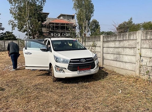 Danh tính chủ nhân chiếc Toyota Innova bị bỏ cạnh biệt thự nơi hoang vắng, bên trong chứa 52kg vàng và 30 tỷ đồng - Ảnh 1.