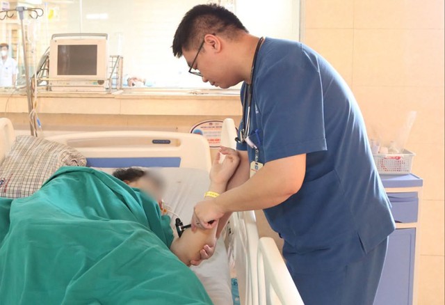 Thiếu ni&ecirc;n 15 tuổi bị đột quỵ do tắc động mạch n&atilde;o, b&aacute;c sĩ cảnh b&aacute;o kh&ocirc;ng chủ quan với dấu hiệu n&agrave;y - Ảnh 1.