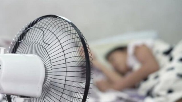 Mẹo bật quạt khi ngủ không lo bị cảm lạnh hay khô da - Ảnh 1.