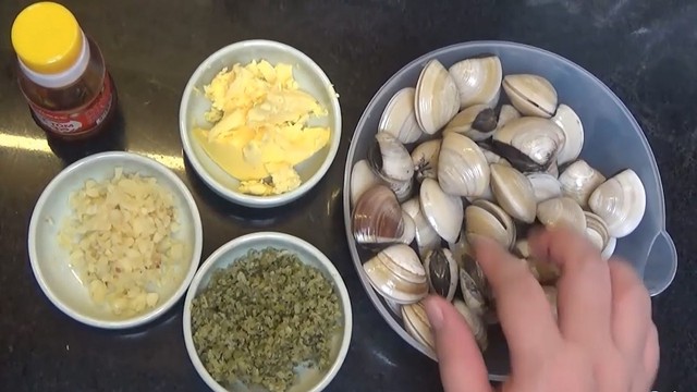 C&aacute;ch l&agrave;m ngao sốt bơ tỏi thơm nức chấm b&aacute;nh m&igrave; su&yacute;t xoa ngon đến giọt cuối c&ugrave;ng  - Ảnh 2.