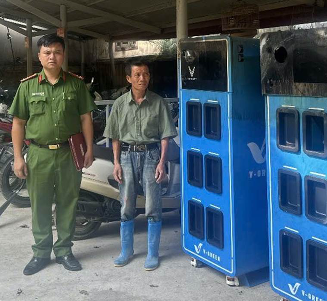 H&agrave; Nội bắt giữ đối tượng ph&aacute; họai tủ đổi pin xe điện tại x&atilde; Quảng Bị - Ảnh 1.