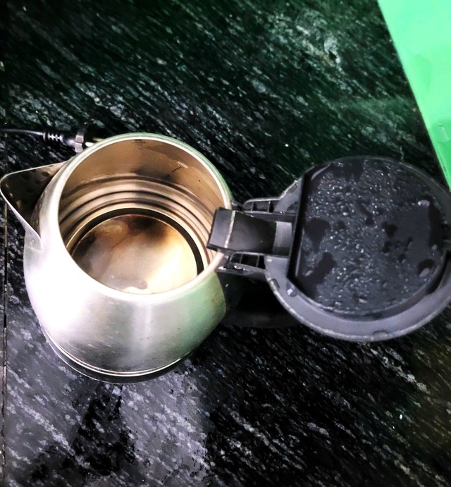Mẹo nhỏ loại mảng cặn 'cứng đầu' dưới đ&aacute;y ấm si&ecirc;u tốc hiệu quả v&agrave; c&aacute;ch hạn chế cặn b&aacute;m trở lại - Ảnh 1.