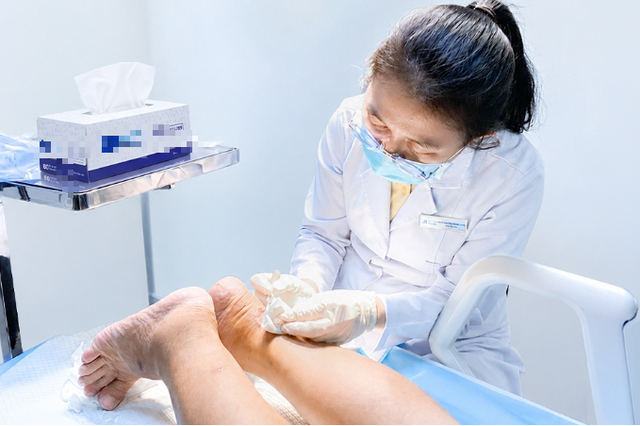 Người đ&agrave;n &ocirc;ng 68 tuổi vi&ecirc;m g&acirc;n g&oacute;t v&igrave; biến chứng tiểu đường, b&aacute;c sĩ cảnh b&aacute;o dấu hiệu dễ bị bỏ qua - Ảnh 1.
