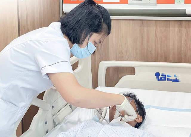 Tưởng chỉ l&agrave; dấu hiệu dậy th&igrave;, thiếu ni&ecirc;n 15 tuổi phải phẫu thuật v&igrave; mắc c&ugrave;ng l&uacute;c 2 bệnh tuyến gi&aacute;p - Ảnh 1.