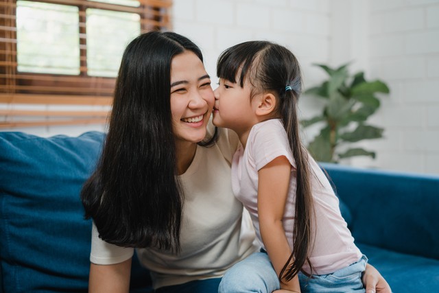 2 b&agrave; mẹ, 2 c&aacute;ch gi&aacute;o dục, 25 năm sau tạo ra 2 số phận ho&agrave;n to&agrave;n tr&aacute;i ngược - Ảnh 1.