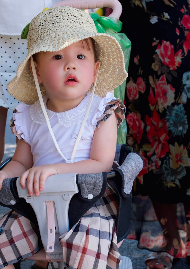 Phương Oanh than thở k&ecirc;u đau lưng v&igrave; bế con g&aacute;i - Ảnh 1.