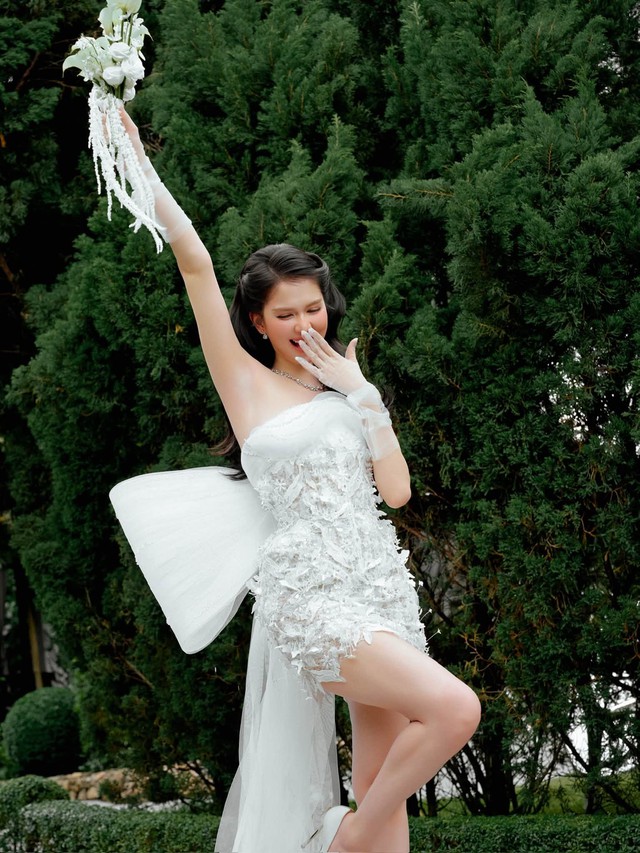 Phương Oanh xinh tươi rạng rỡ sau ' sự cố ' , Ngọc Trinh thu h&uacute;t với v&aacute;y cưới - Ảnh 2.