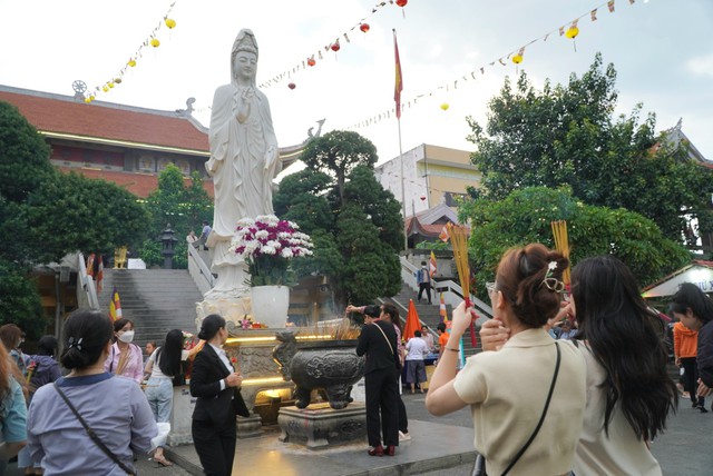 Đi ch&ugrave;a rằm th&aacute;ng 7 c&uacute;ng g&igrave; v&agrave; thụ lộc sao cho đ&uacute;ng để hưởng trọn b&igrave;nh an? - Ảnh 3.