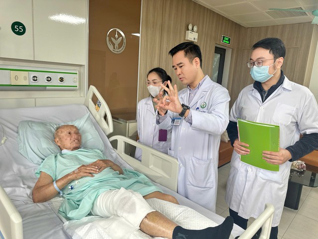 Kỳ t&iacute;ch: Cứu đầu gối bị bắn n&aacute;t hơn nửa thế kỷ cho cụ &ocirc;ng thương binh - Ảnh 1.