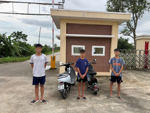 Xử l&yacute; nh&oacute;m thiếu ni&ecirc;n ở Quảng Ninh điều khiển xe m&aacute;y điện kẹp ba, nằm tr&ecirc;n y&ecirc;n xe khi lưu th&ocirc;ng - Ảnh 2.