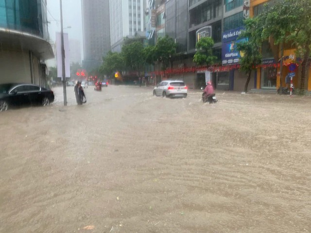 Tin s&aacute;ng 28/7: Uống nước &eacute;p tr&aacute;i c&acirc;y thay nước để 'thanh lọc', người phụ nữ nguy kịch; Gi&aacute; v&agrave;ng giảm, c&oacute; n&ecirc;n bắt đ&aacute;y? - Ảnh 2.