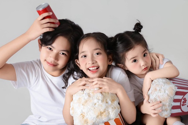 Khoảnh khắc đẹp của 3 con nh&agrave; Kh&aacute;nh Thi - Phan Hiển - Ảnh 1.