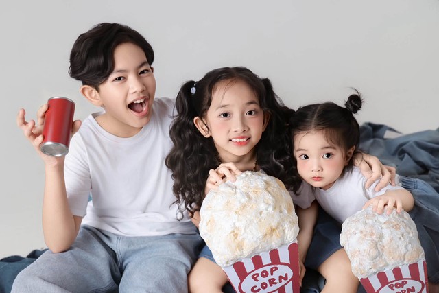 Khoảnh khắc đẹp của 3 con nh&agrave; Kh&aacute;nh Thi - Phan Hiển - Ảnh 2.