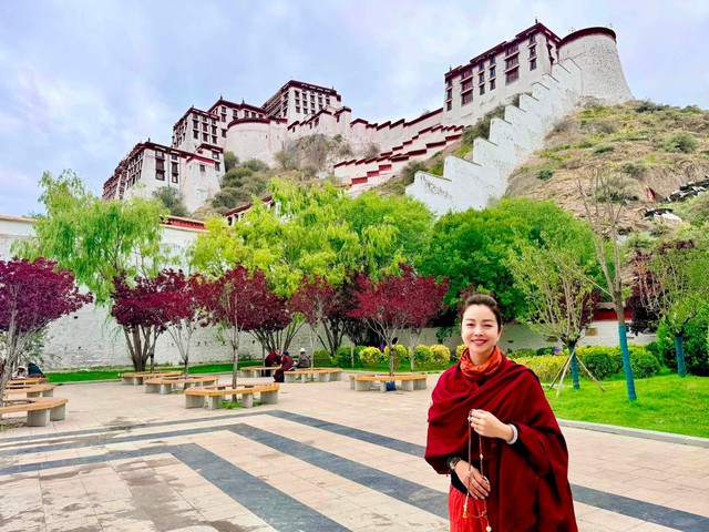 Jennifer Phạm b&igrave;nh y&ecirc;n ở T&acirc;y Tạng - Ảnh 4.