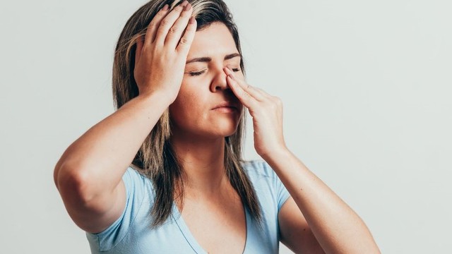 Người phụ nữ 48 tuổi nghẹt mũi k&eacute;o d&agrave;i, b&aacute;c sĩ ph&aacute;t hiện nhiều ổ nấm trong xoang h&agrave;m - Ảnh 1.