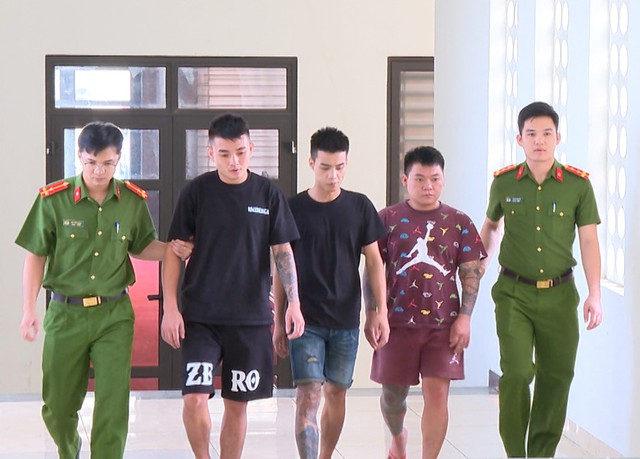 D&agrave;n cảnh &lsquo;ăn vạ&rsquo; l&uacute;c rạng s&aacute;ng, nh&oacute;m thanh ni&ecirc;n h&ugrave; dọa c&oacute; s&uacute;ng để cưỡng đoạt tiền người đi đường - Ảnh 1.