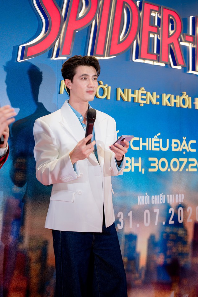 Trần Ngọc V&agrave;ng g&acirc;y ch&uacute; &yacute; khi đi xem 'Spider-Man' - Ảnh 1.