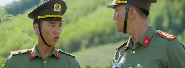 Trời cao nguy&ecirc;n xanh - Tập 15: Người d&acirc;n Tơ Rơi bị k&iacute;ch động, A Dũi bị &eacute;p xả s&uacute;ng v&agrave;o đồng b&agrave;o - Ảnh 2.