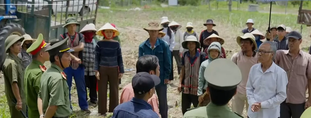 Trời cao nguy&ecirc;n xanh - Tập 15: Người d&acirc;n Tơ Rơi bị k&iacute;ch động, A Dũi bị &eacute;p xả s&uacute;ng v&agrave;o đồng b&agrave;o - Ảnh 1.