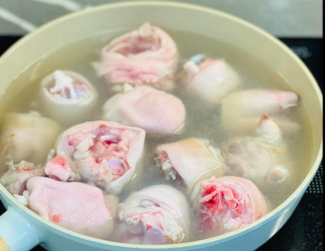 M&oacute;n ch&acirc;n gi&ograve; kho thơm mềm, l&ecirc;n m&agrave;u đẹp mắt nhờ th&ecirc;m loại nước giải kh&aacute;t quen thuộc ng&agrave;y h&egrave; - Ảnh 2.