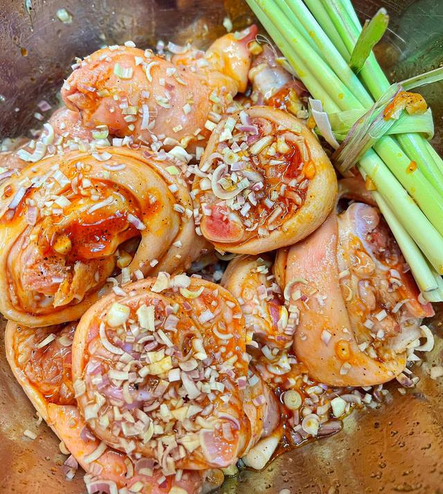 M&oacute;n ch&acirc;n gi&ograve; kho thơm mềm, l&ecirc;n m&agrave;u đẹp mắt nhờ th&ecirc;m loại nước giải kh&aacute;t quen thuộc ng&agrave;y h&egrave; - Ảnh 3.